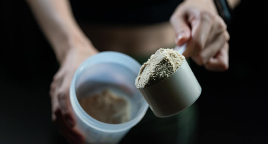 Foto de cima de uma shakeira sendo enchida com um suplemento - para que serve a palatinose