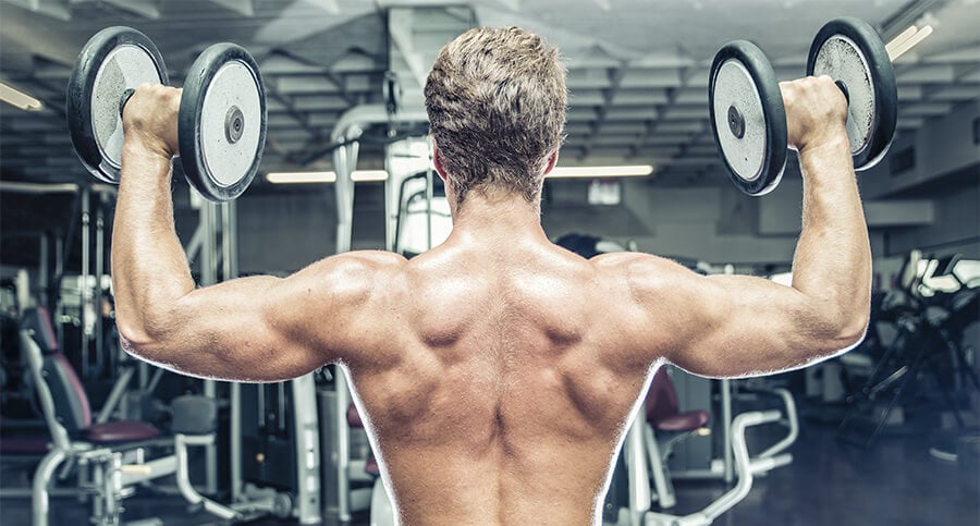 homem fazendo exercícios na academia representando como ganhar massa muscular